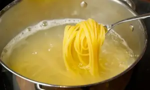 Złocisty makaron spaghetti gotuje się w garnku. Zastanawiasz się, ile kalorii ma makaron spaghetti?