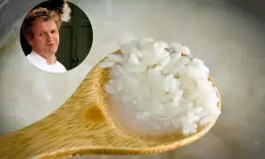 Gordon Ramsay i łyżka ryżu gotującego się w garnku.