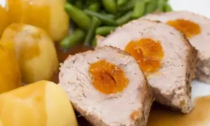 Schab faszerowany morelami, podany z ziemniakami i fasolką szparagową. Pyszny pomysł, czym faszerować schab na obiad.