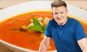 Gordon Ramsay obok miski z pomidorową zupą i grzankami.