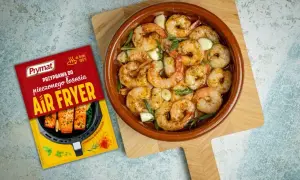 Soczyste krewetki w naczyniu, obok przyprawa Prymat do Air Fryer.