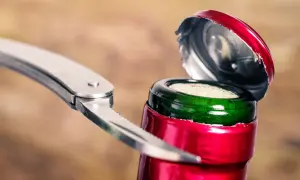 Otwieranie butelki wina za pomocą noża.