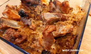 Pieczone żeberka w kiszonej kapuście w szklanym naczyniu.