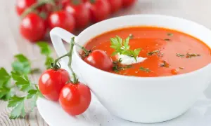 Aksamitna zupa pomidorowa z pomidorkami koktajlowymi i natką pietruszki. Czy zupa pomidorowa podnosi cukier? Zależy od składników.