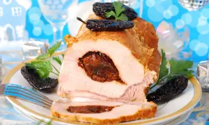 Schab ze śliwką, pieczony do perfekcji, z widocznym nadzieniem. Idealny na świąteczny stół.