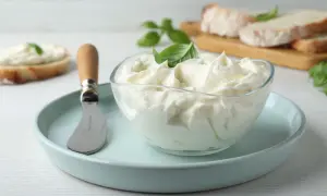 Kremowy twaróg w misce, gotowy do smarowania na chleb. Idealny na śniadanie, pyszny i wszechstronny. Co moge zrobic z twarogu?