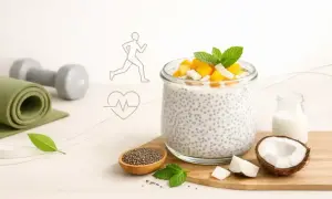 Deser chia z jogurtem, owocami i miętą, obok nasion chia, mleka i kokosa.