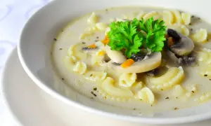 Kremowa zupa z makaronem, pieczarkami i natką pietruszki. Idealna, gdy zastanawiasz się, jak rozpuścić serek topiony do zupy, by uzyskać aksamitną konsystencję.