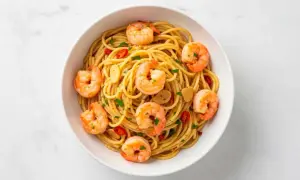 Makaron spaghetti z krewetkami, czosnkiem i chili. Pyszne danie, którego makaron spaghetti kcal po ugotowaniu jest idealny na lekki obiad.