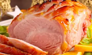 Soczysta szynka z pomarańczową glazurą, idealna do pieczenia. Dowiedz się, jak zamarynować szynkę przed pieczeniem, by uzyskać ten smak.