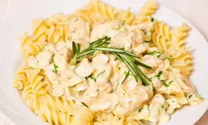 Fusilli z kurczakiem w kremowym sosie, udekorowane rozmarynem.