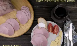 Pyszna szynka kulka na obiad, pokrojona w plastry, z chlebem, pomidorami i serem. Idealna na lekki posiłek.