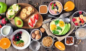Sycące śniadanie: tosty z awokado i jajkiem, owsianka, jogurt z owocami, jajecznica, smoothie bowl, sok pomarańczowy.