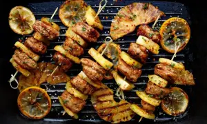 Szabli z mięsem, ananasem i cytryną na grillu.