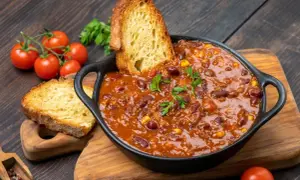 Gęste chili con carne z fasolą i kukurydzą, podane z grzankami. Idealne co na obiad na kilka dni, sycące i aromatyczne.