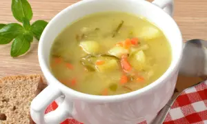 Jak przyprawić zupę ogórkową? Aromatyczna zupa z ziemniakami, marchewką i ogórkiem kiszonym, podana z chlebem i bazylią.