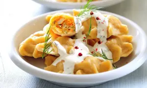 Pyszne pierogi z rybą, polane sosem i posypane koperkiem. Idealny szybki obiad na Wielki Piątek.