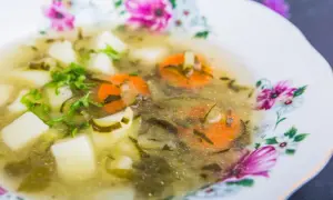 Zupa ogórkowa z ziemniakami i marchewką, posypana natką. Niskie zupa ogórkowa indeks glikemiczny.