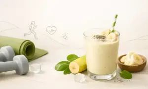 Szklanka koktajlu bananowego z nasionami chia, obok plastrów banana, liści i sprzętu do ćwiczeń.