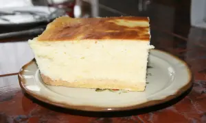 Kawałek sernika na talerzyku.