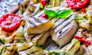 Grillowany ser camembert z cukinią, pomidorami i bazylią.