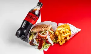 Pyszny kebab z frytkami i Coca-Colą Zero. Zastanawiasz się, ile kcal ma kebab z frytkami? To sycący posiłek!