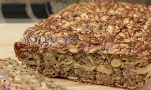 Keto chleb z ziarnami i orzechami, pokrojony na kromki.