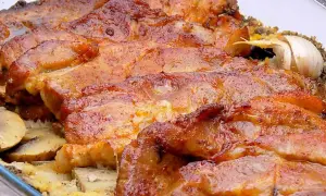 Soczysta karkówka pieczona z ziemniakami i czosnkiem. Idealny pomysł, co zrobić z karkówki na obiad, by zachwycić domowników.