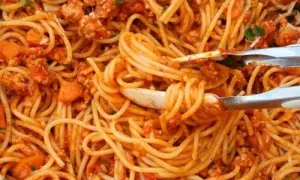 Pyszne spaghetti z mięsem wieprzowym – szybki przepis na obiad