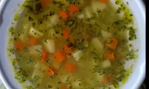 Zupa ogórkowa z ziemniakami i marchewką, posypana natką. Czy cukrzyk może jeść zupę ogórkową? Tak, w umiarkowanych ilościach.