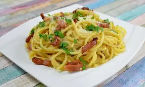 Pyszne spaghetti carbonara z kurczakiem w 40 minut – idealne dla rodziny