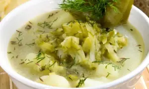Zupa ogórkowa z ziemniakami, koprem i kminkiem. To właśnie kminek i koperek to kluczowe przyprawy do zupy ogórkowej, nadające jej charakterystyczny smak.