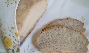 Chleb baltonowski, kromki chleba i chusteczka w kwiaty.