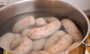 Kiełbasy parzą się w garnku z wodą. Dowiedz się, jak długo parzyć kiełbasę, by była idealna.