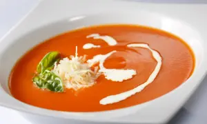 Aksamitny pomidorowy krem z bazylią i parmezanem. Idealne zupy z niskim IG przepisy na zdrowy posiłek.