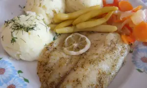 Pieczony mintaj z puree ziemniaczanym, fasolką i warzywami.