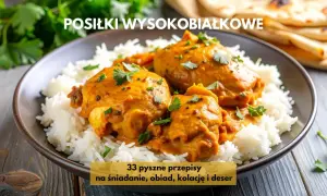Danie z kurczaka w sosie curry z ryżem, posypane natką pietruszki.