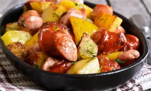 Pyszne pieczone ziemniaki z kiełbasą i koperkiem. Idealne danie, co zrobic z kielbasa na obiad.