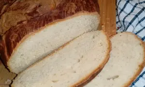 Pokrojony bochenek domowego chleba z chrupiącą skórką i miękkim wnętrzem.