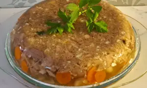 Pyszna galareta z golonki z marchewką i pietruszką, idealna na zimno. Oto jak ugotować galaretę z golonki krok po kroku.