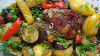 Pyszne dania z wieprzowiny z piekarnika: pieczone ziemniaki, cukinia, bakłażan, papryka i cebula, wszystko skąpane w aromatycznym sosie.
