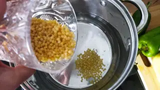 Wsypywanie kuskusu perłowego do gotującej się wody w garnku.