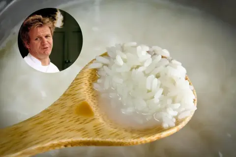 Gordon Ramsay i łyżka ryżu gotującego się w garnku.