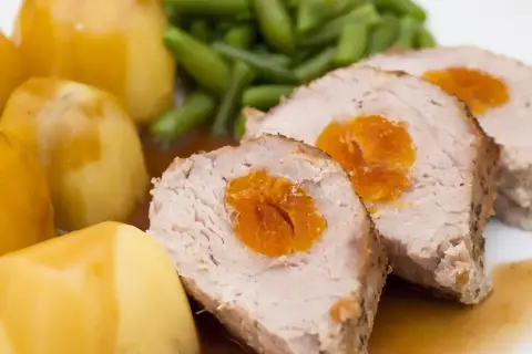 Schab faszerowany morelami, podany z ziemniakami i fasolką szparagową. Pyszny pomysł, czym faszerować schab na obiad.