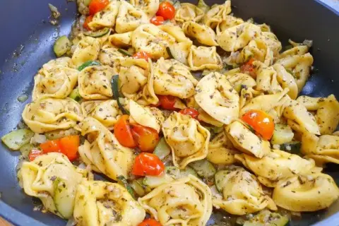 Z czym podać tortellini na obiad? Odkryj pyszne propozycje!