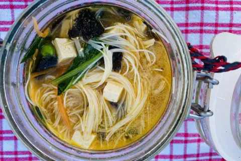 Aromatyczna zupa w słoiku z makaronem, tofu, warzywami i wodorostami. Idealna na szybki lunch.