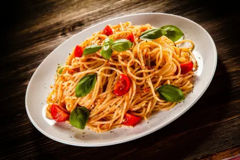Szybkie spaghetti z pomidorów z puszki – łatwy przepis na obiad
