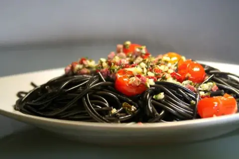 Czarne spaghetti przepisy: 10 wyjątkowych sposobów na smaczne dania