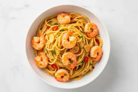 Makaron spaghetti z krewetkami, czosnkiem i chili. Pyszne danie, którego makaron spaghetti kcal po ugotowaniu jest idealny na lekki obiad.