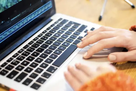 Dlaczego klikamy w kontrowersyjne treści, które nam podsuwa internet?